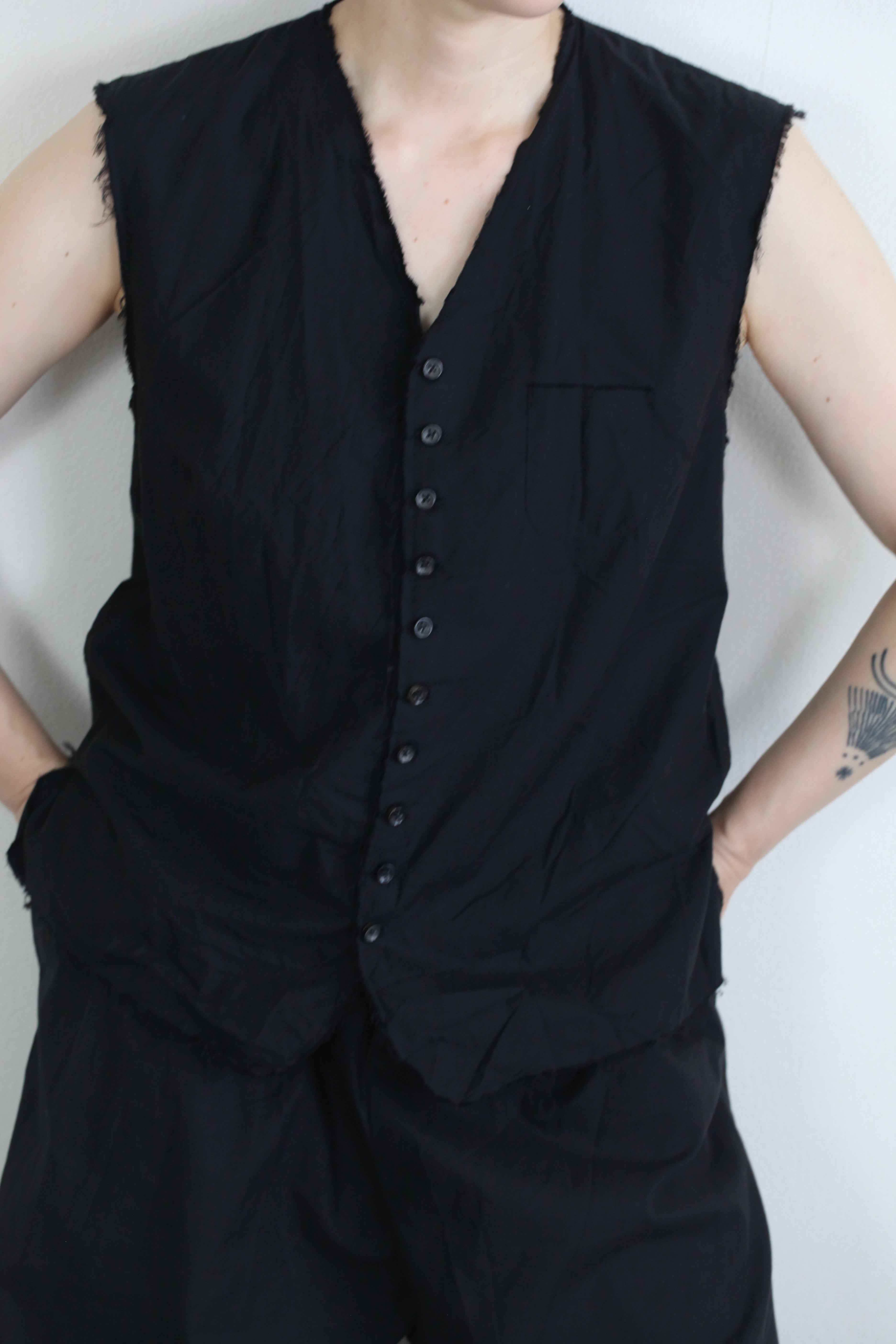 mayumi murasawa shirt_黒コットン_ベスト