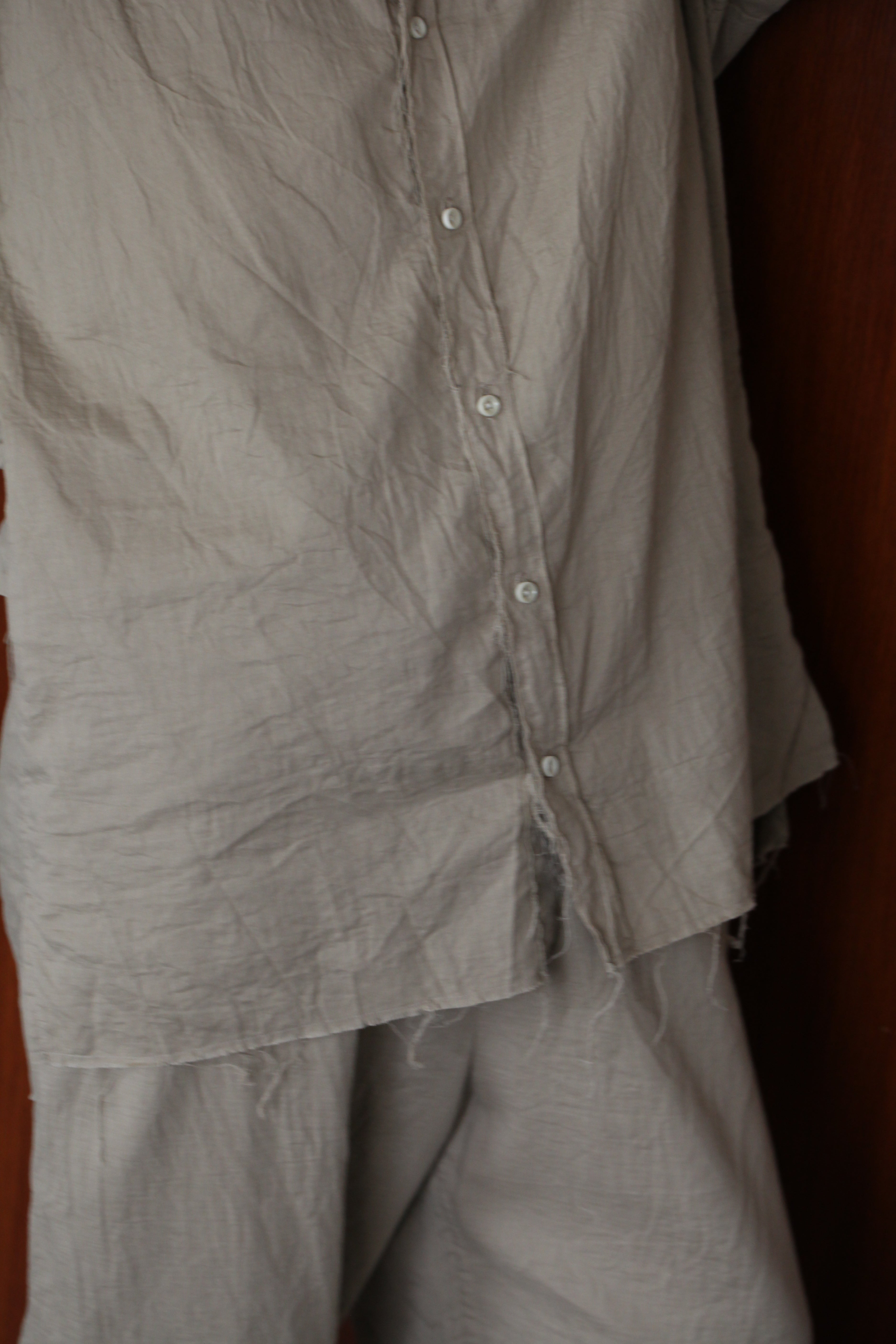 マユミムラサワシャツ mayumi murasawa shirt_ベージュ_Vシャツ