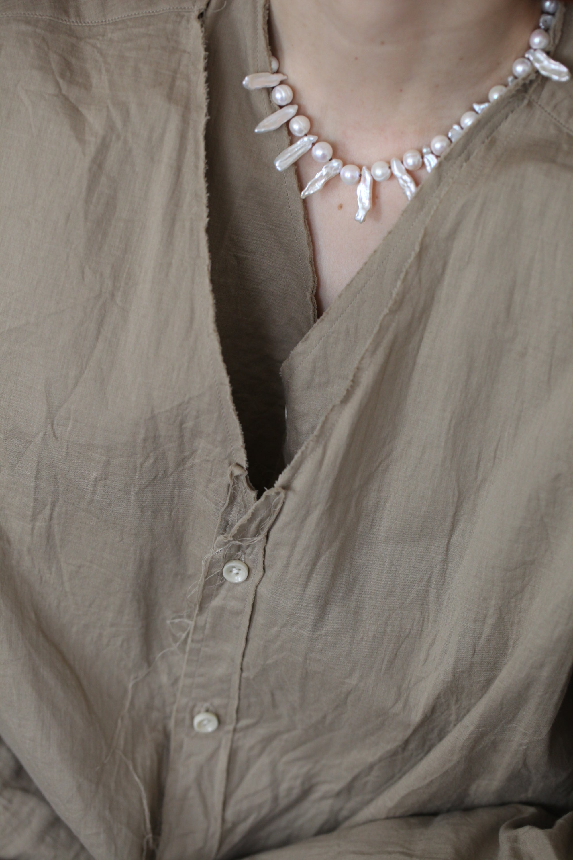 mayumi murasawa shirt_ベージュ_Vシャツ