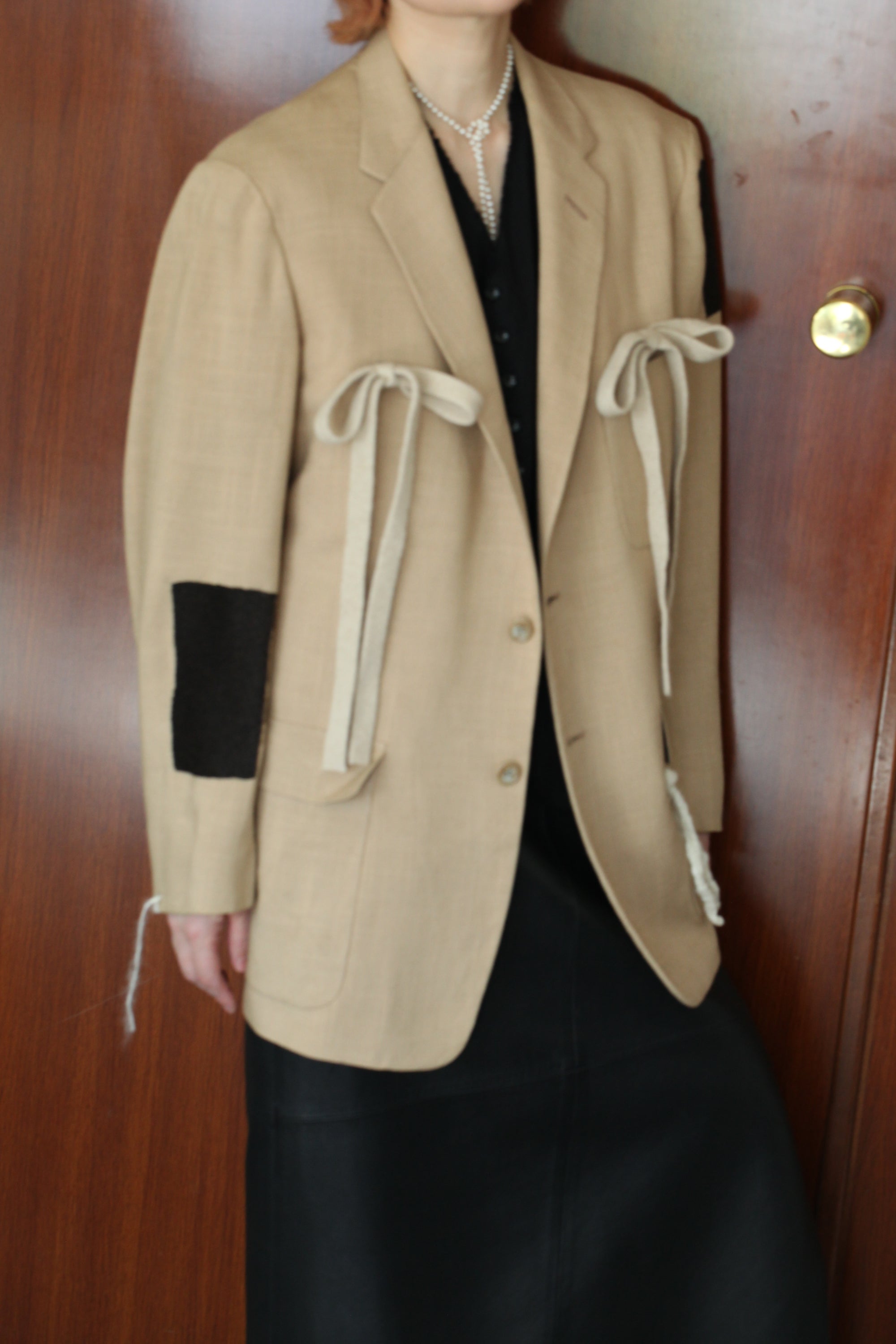 7_ベージュリボンジャケット_バロックフェルトピン付き