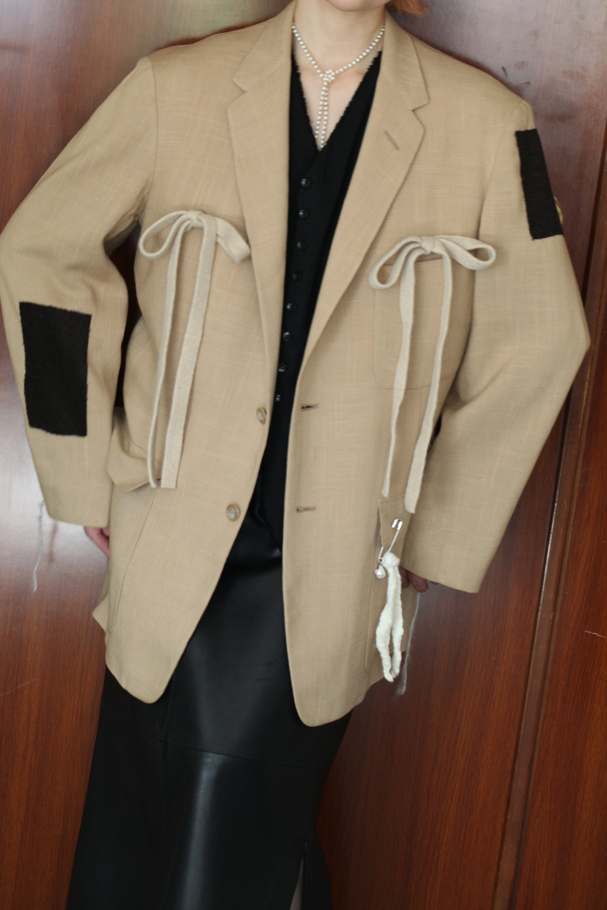 7_ベージュリボンジャケット_バロックフェルトピン付き