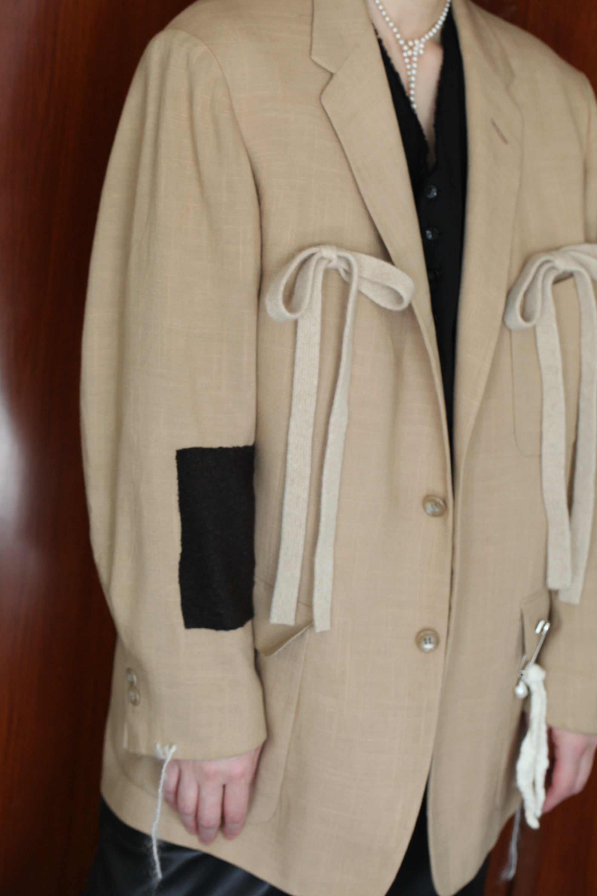 7_ベージュリボンジャケット_バロックフェルトピン付き