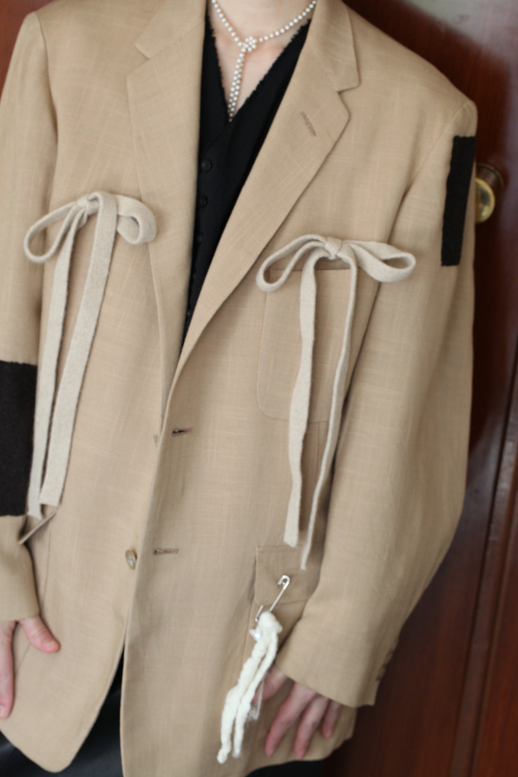 7_ベージュリボンジャケット_バロックフェルトピン付き