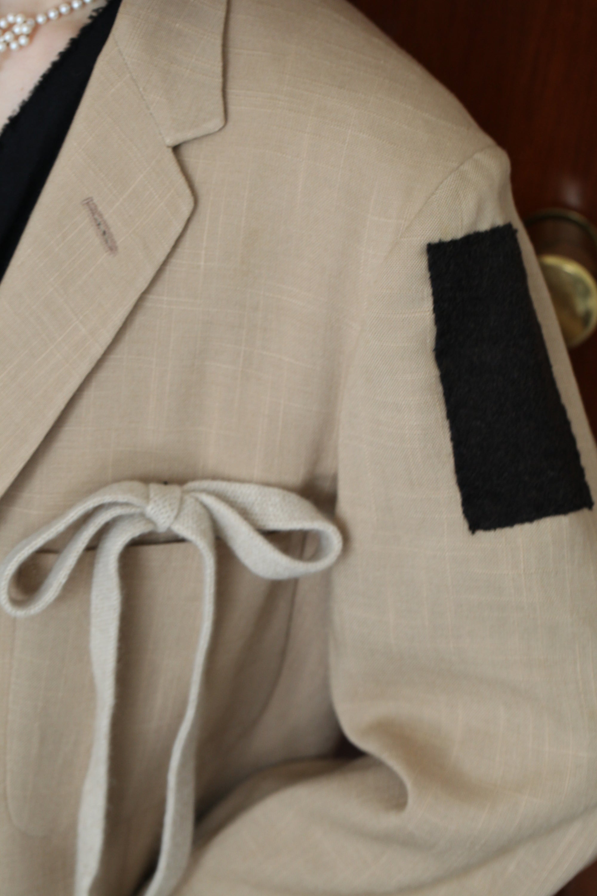 7_ベージュリボンジャケット_バロックフェルトピン付き