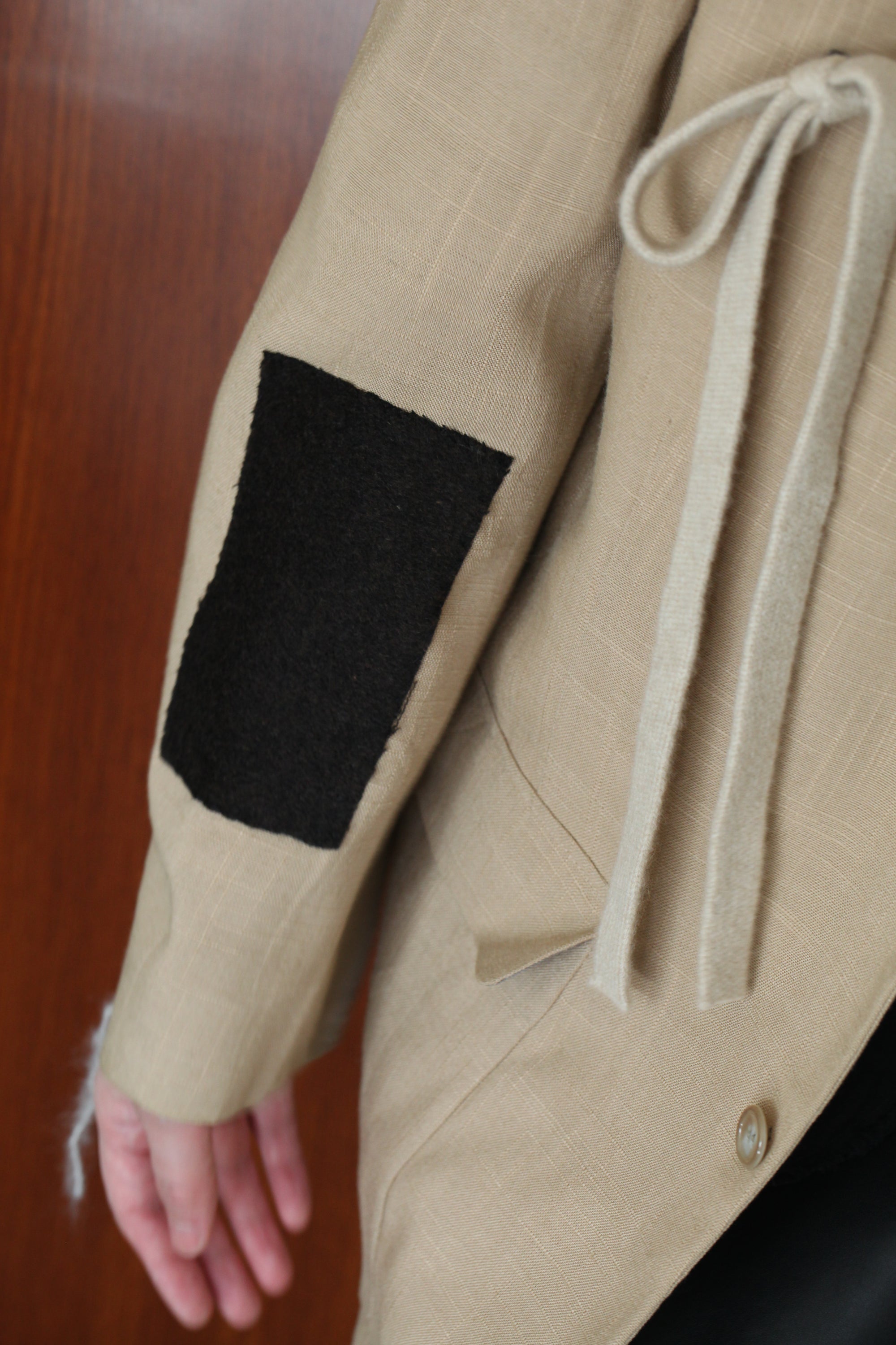 7_ベージュリボンジャケット_バロックフェルトピン付き