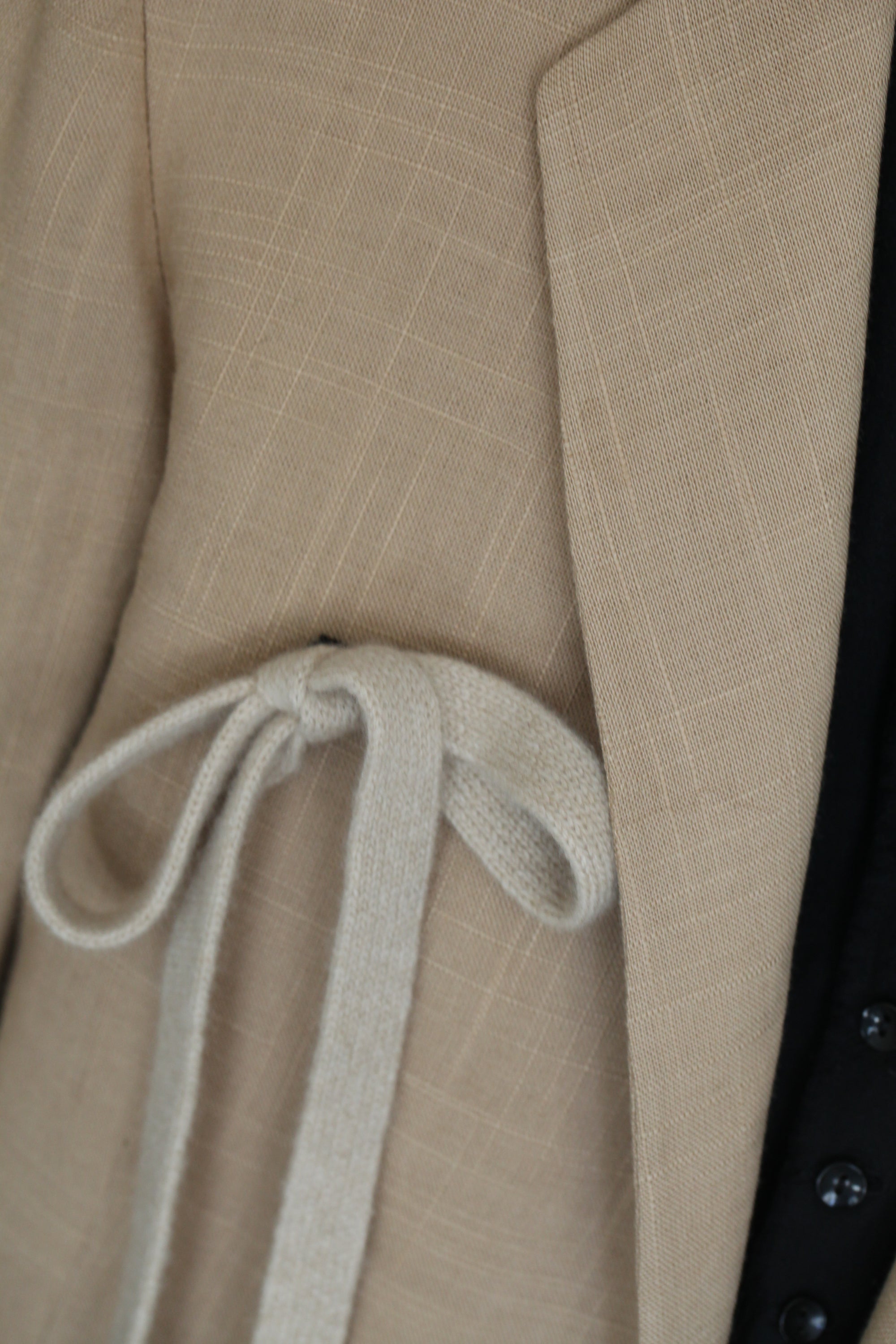 7_ベージュリボンジャケット_バロックフェルトピン付き