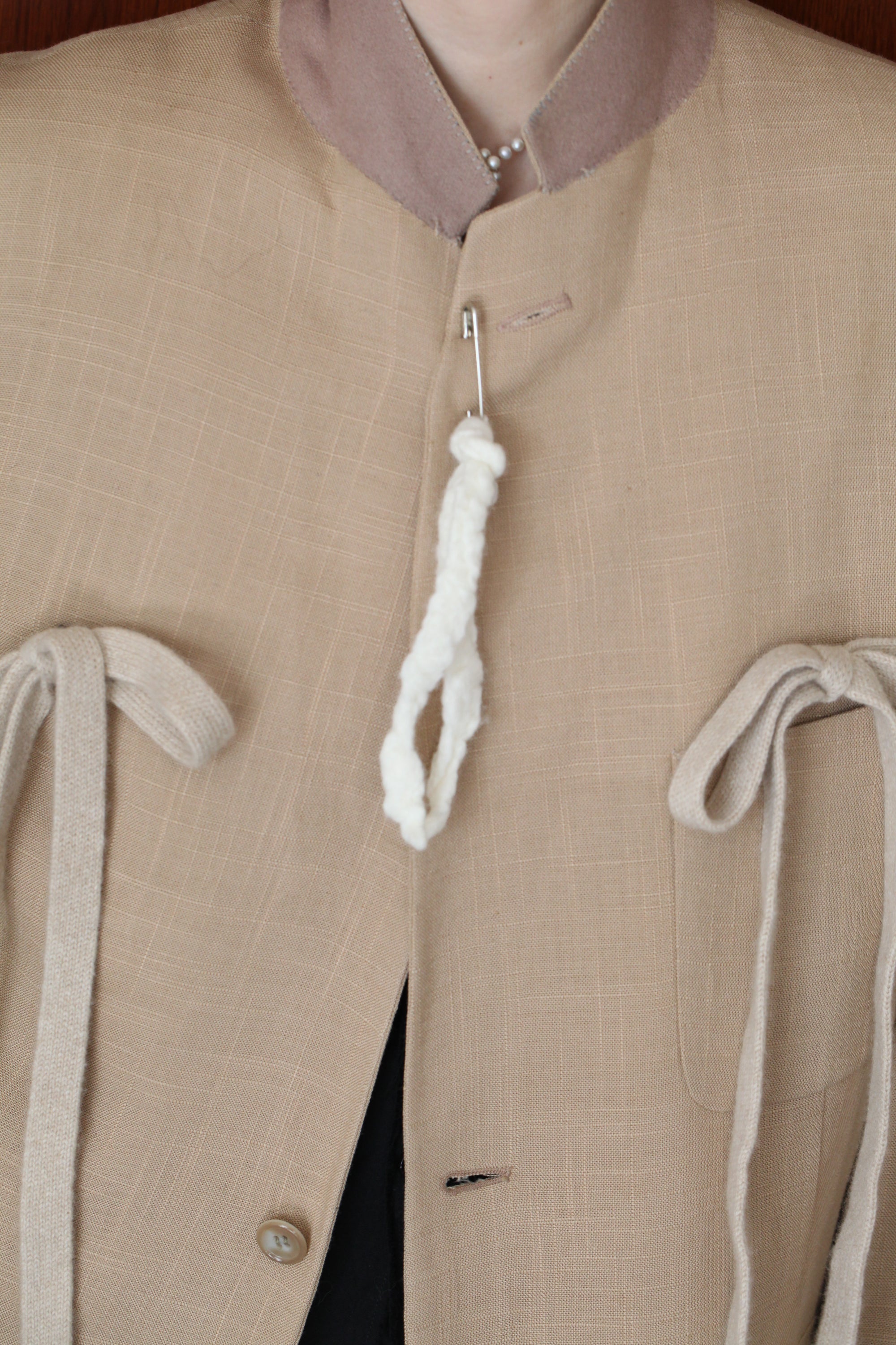 7_ベージュリボンジャケット_バロックフェルトピン付き