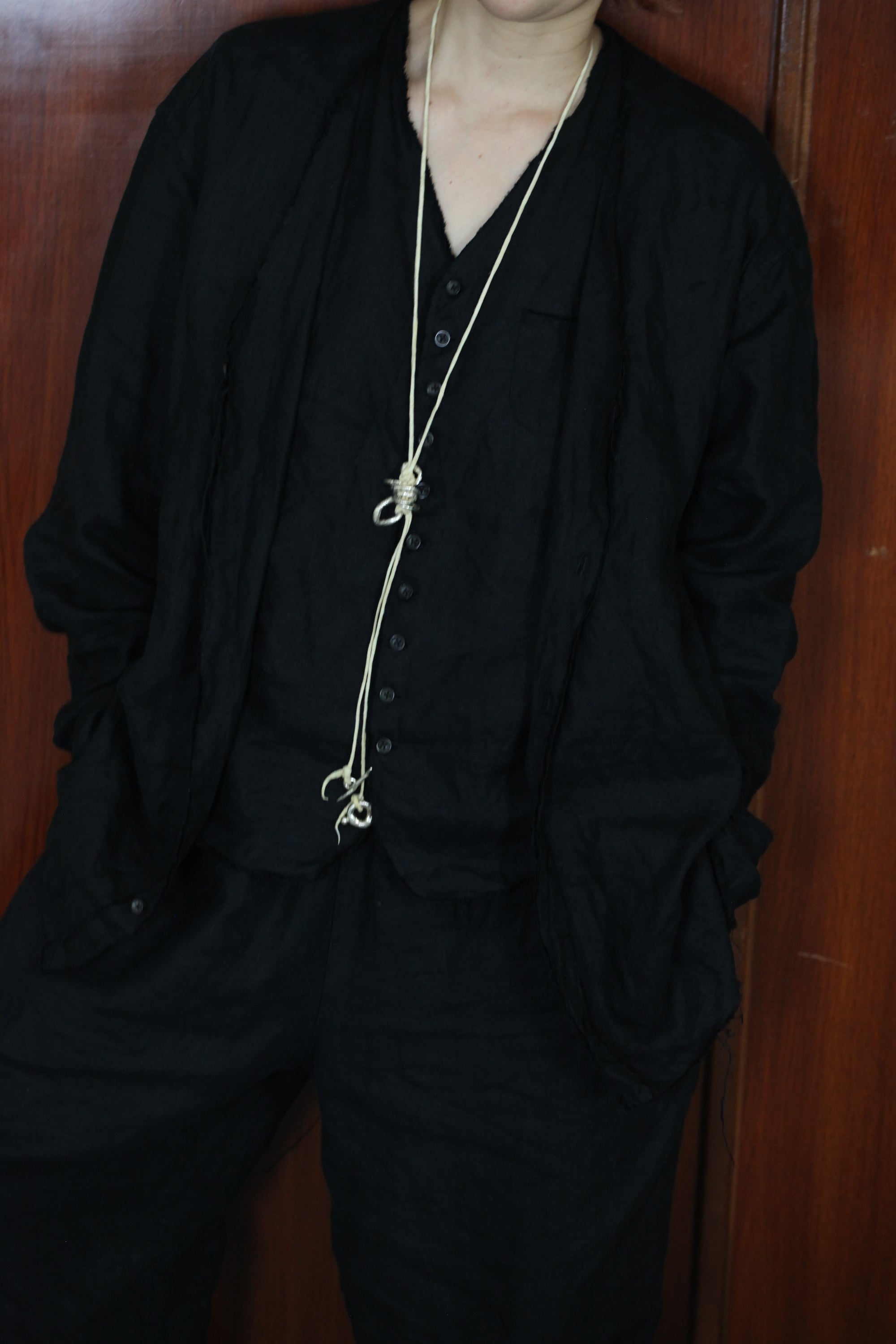 mayumi murasawa shirt_黒リネン_Vシャツ