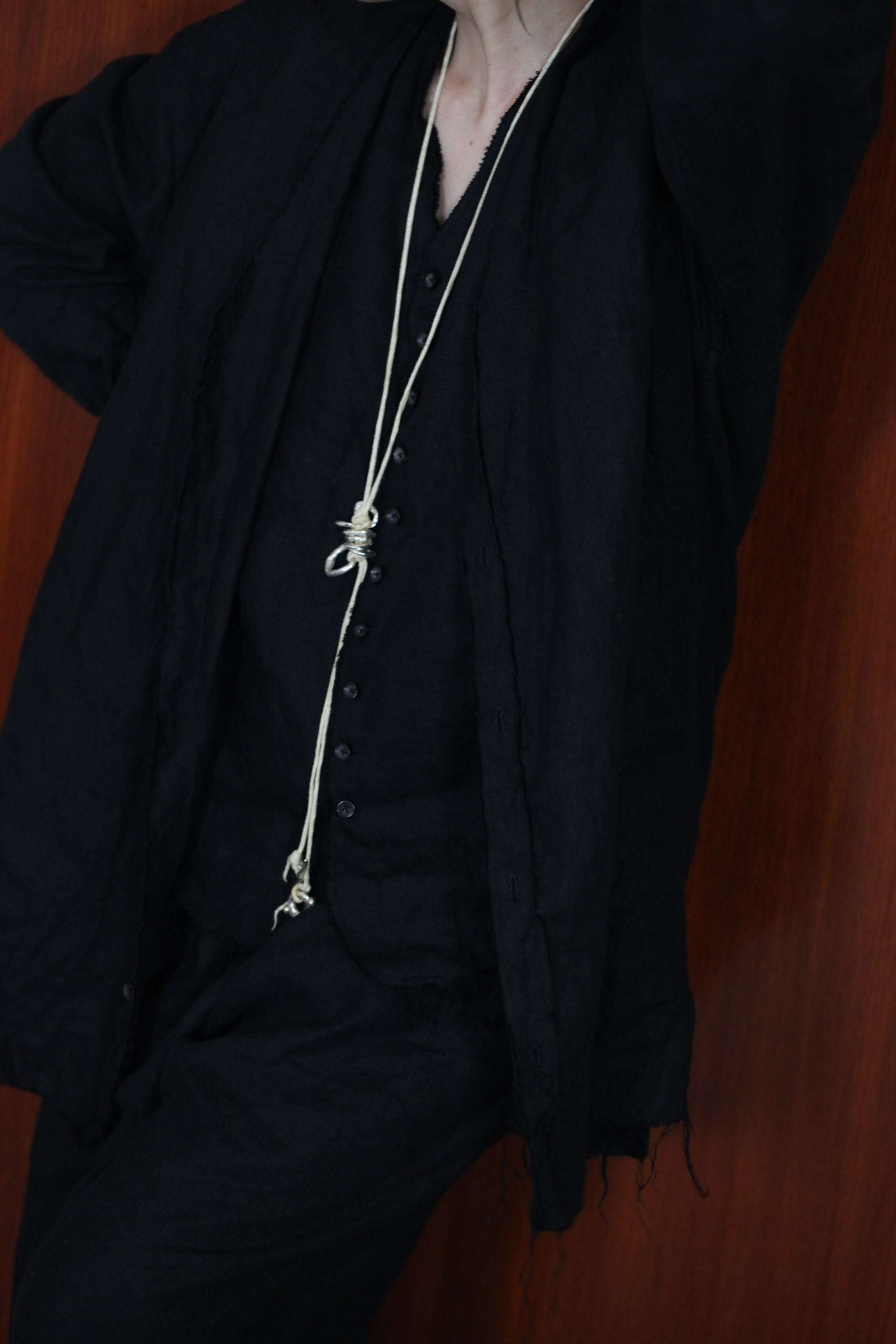 mayumi murasawa shirt_黒リネン_Vシャツ